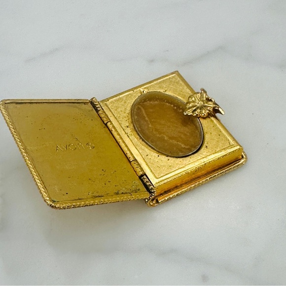 Vintage 1971 Avon Memory Book Solid Perfume Compact Scroll Vanity Collectible - Picture 3 of 12